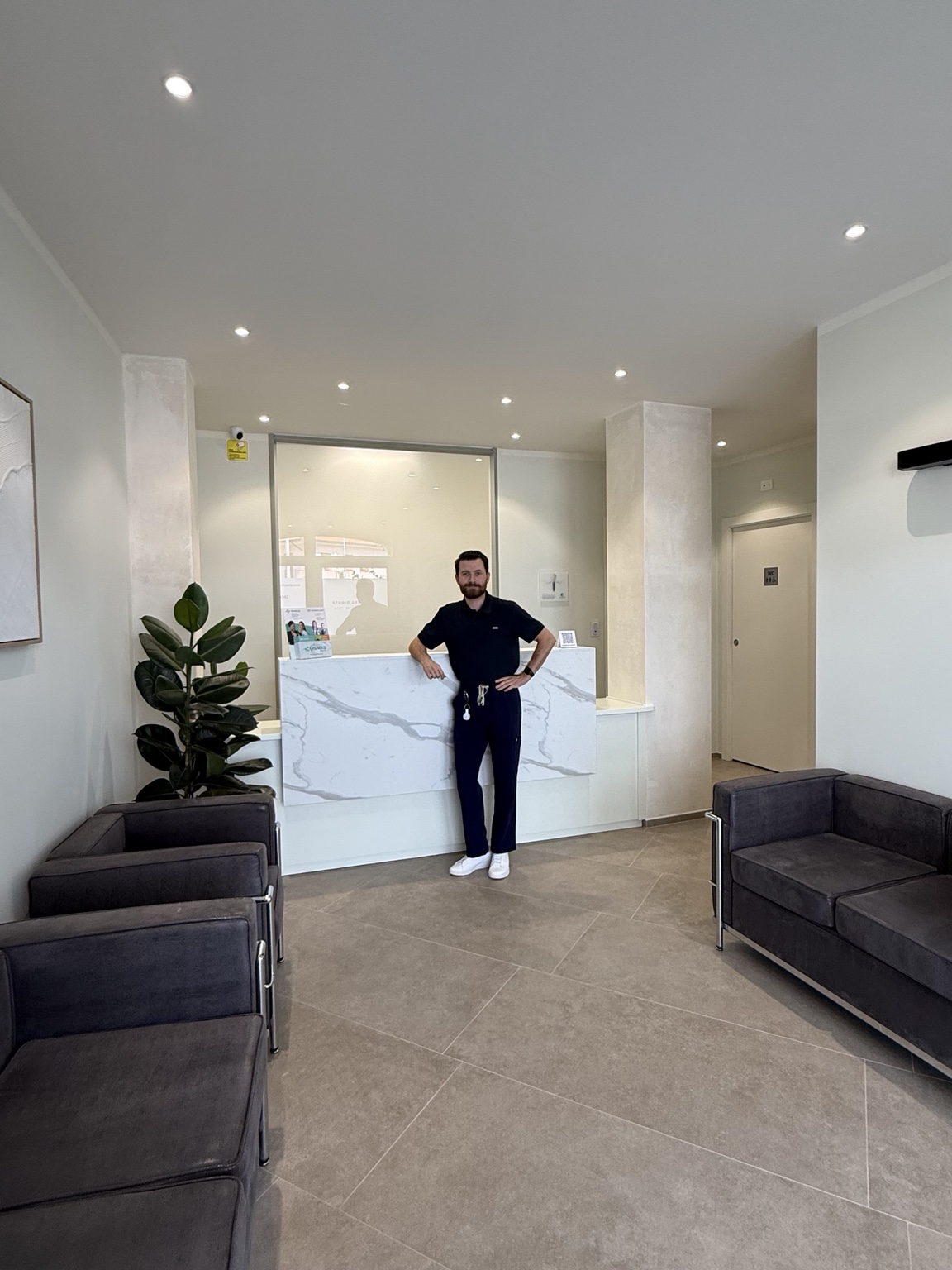 Il Dott. Hedjon Tahiri nella reception dello studio dentistico