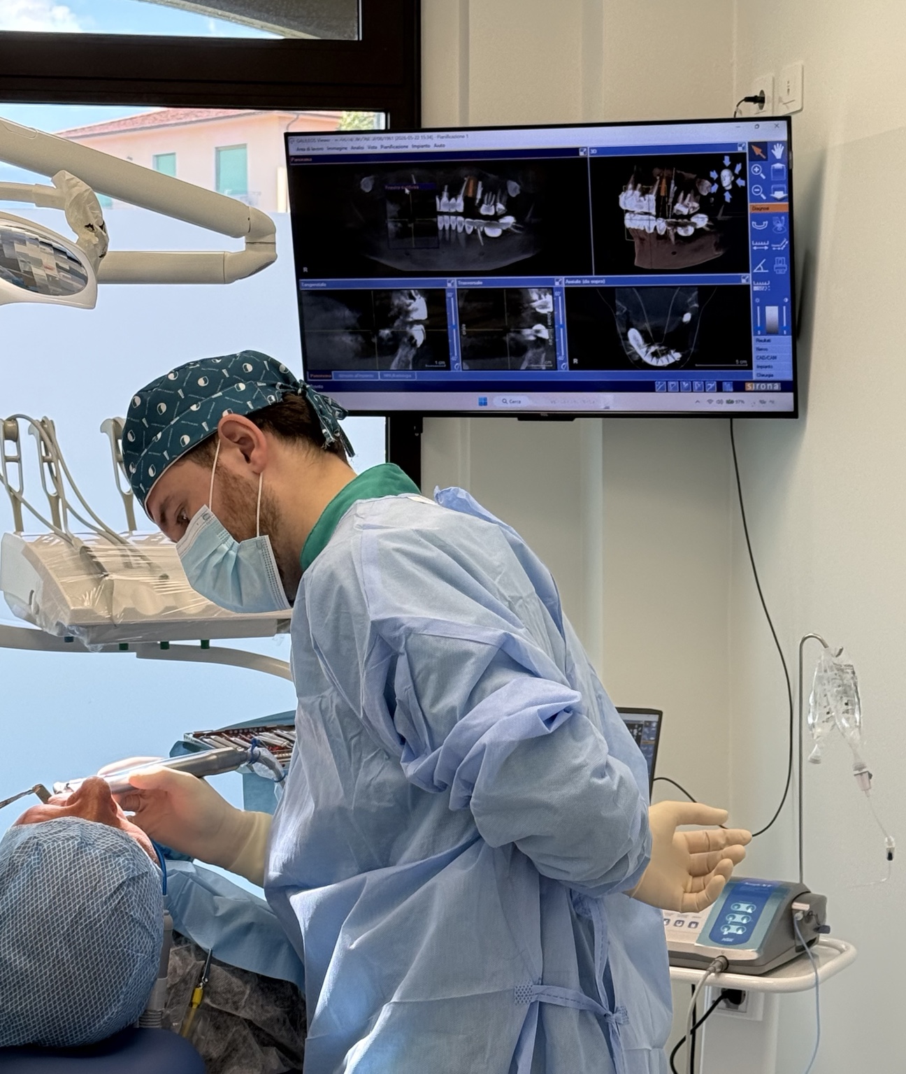 Dentista a Montevarchi durante un trattamento con supporto della diagnostica digitale 3D